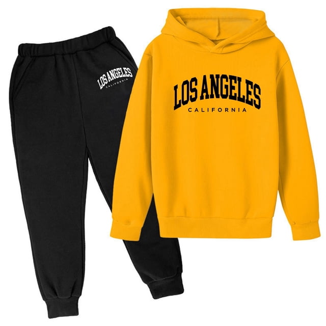 Kcodviy Ensemble de Survêtement à Capuche pour Enfants d'Automne et d'Hiver pour Tout-Petits Garçons, Comprenant un Chandail à Capuchon Jaune avec Texte Imprimé « Los Angeles California » et Pantalon Noir. Fabriqué en polyester Doux et Respirant, Convient aux Tenues Décontractées, à la Photographie de Bébé et aux Activités Intérieures Ou Extérieures. Ensemble de Tenue Idéal pour Tout-Petit Garçon de 3 à 13 Ans.