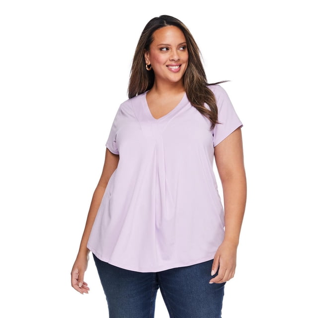 Lane Bryant Haut Plissé pour Femme Grande Taille en Tricot Lavande Doux avec Encolure en V, Manches Courtes et Plis à l'Avant, Montré dans une Vue Orientée vers l'Avant, Assorti à un Jean Bleu Foncé sur Fond Blanc, Idéal pour le Travail Ou une Tenue Décontractée.