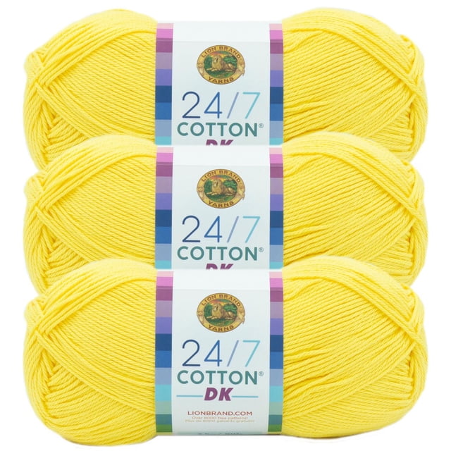 Lion Brand 24/7 Cotton® Fil DK #3 Léger/Poids DK 100 G/273 m Lot de 3 Comprenant Trois Écheveaux de Fil de Coton Jaune Vif avec des Étiquettes Blanches Affichant le logo Lion Brand et les Détails du Produit, Idéal pour le Tricot, le crochet et les Projets d'Artisanat.