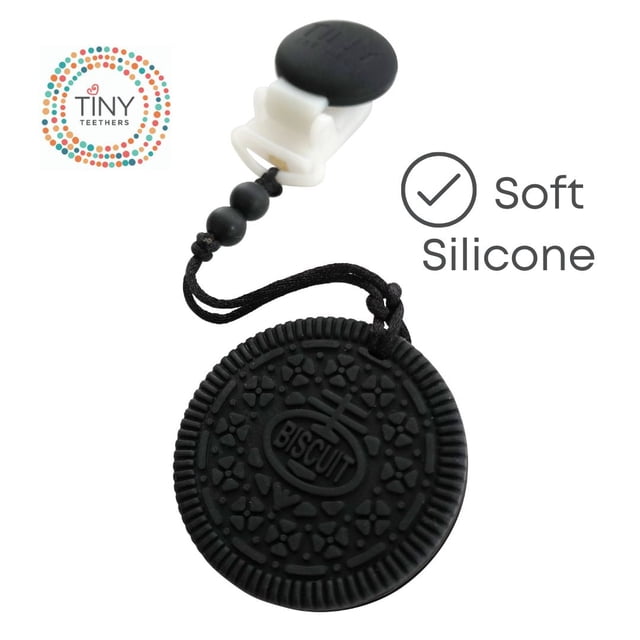 Tiny Teethers Anneau de Dentition et Pince en Silicone en Forme de Biscuit avec un Anneau de Dentition en Silicone Noir en Forme de Biscuit Embossé avec des Motifs Texturés et le Mot « Biscuit », Attaché par un Cordon Noir avec des Perles à une Pince Blanche, Fabriqué en Silicone Souple Sans BPA pour Apaiser les Gencives du Bébé et Se Pince Solidement aux Vêtements.