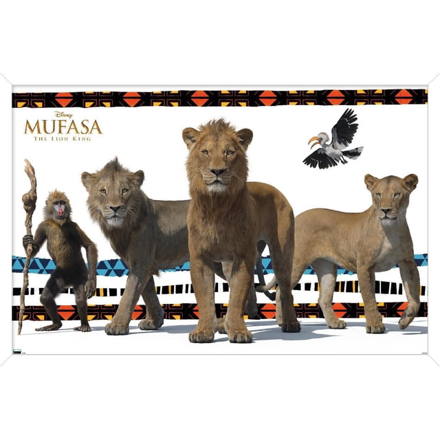 Disney Mufasa : Le Roi Lion - Affiche Murale de Groupe Représentant un Babouin Orienté vers l'Avant Tenant un Bâton en Bois, Deux lions Debout Côte à Côte et un Oiseau Volant au-Dessus, sur Fond Blanc avec des Motifs Tribaux Noirs, orange et Bleus, Convient pour Décorer les Chambres et les Espaces de Vie.
