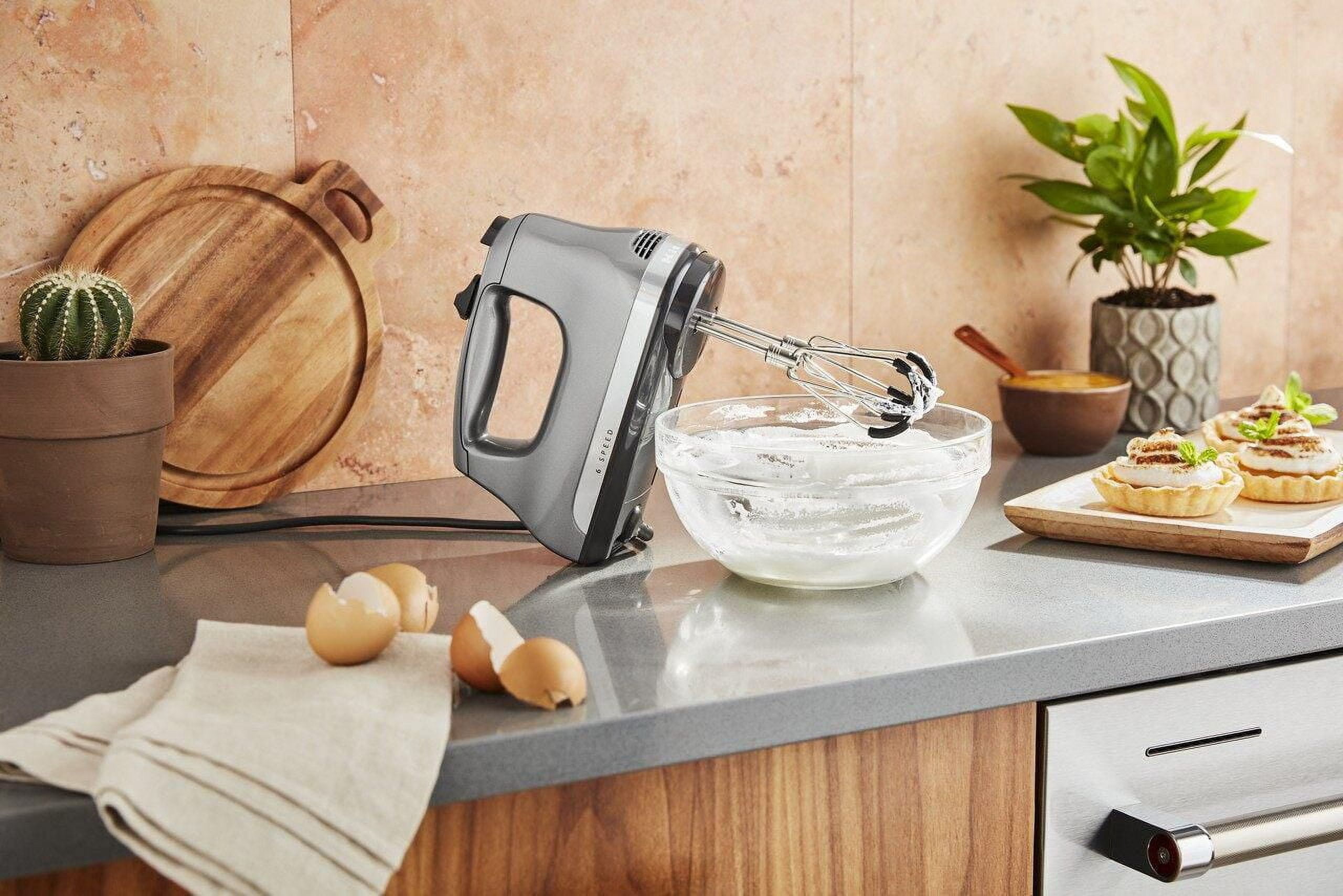 KitchenAid® Batteur à main à 6 vitesses doté de batteurs à bords souples