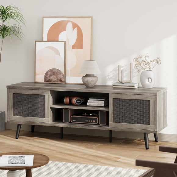 Bestier Meuble Télé en Rotin de 63 Pouces pour Téléviseurs jusqu'à 75 Pouces, avec Portes Coulissantes et Étagères de Rangement à 2 Niveaux, Gris