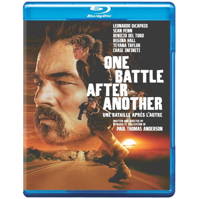 Une Bataille après l'Autre (Blu-Ray) Couverture Mettant en Vedette une Personne Courant sur une Route Vide au Coucher du Soleil avec un Ciel Dramatique, Texte de Titre Blanc Audacieux Liste des Acteurs Incluant Leonardo DiCaprio et Sean Penn, Réalisé par Paul Thomas Anderson, Warner Bros. action drama thriller.