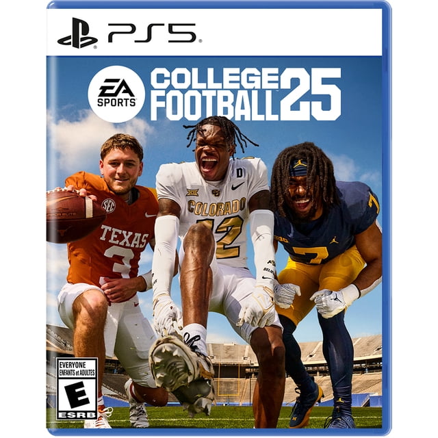 COLLEGE FOOTBALL 25 (PS5) Couverture Mettant en Vedette Trois Joueurs de FOOTBALL Collégial du Texas, du Colorado et du Michigan, Uniformes Posés sur un Terrain de Stade sous un Ciel Bleu, avec les logos EA SPORTS et PlayStation 5, Représentant le Jeu dans 134 Écoles FBS.