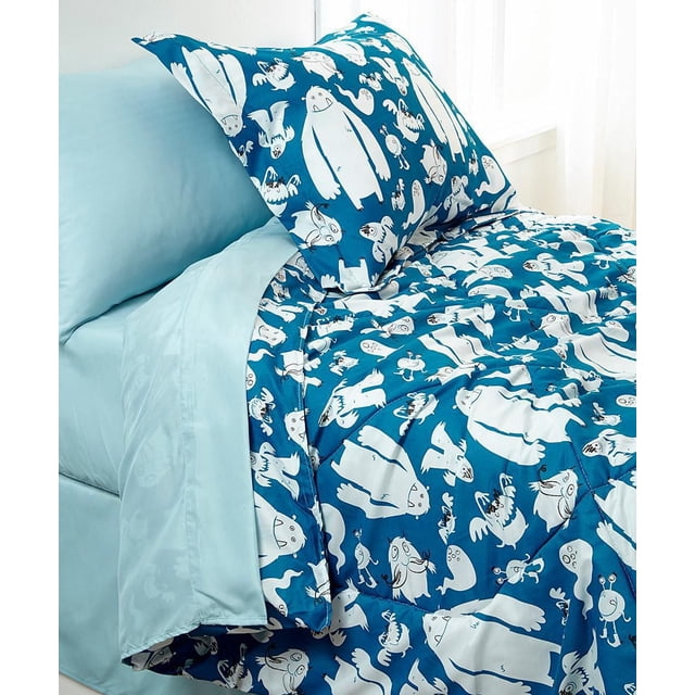 Johnson Home 250 G/m2 Ensemble de Lit 8 Pcs - Format Double avec une Couette Bleue et des Couvre-Oreillers Imprimés de Personnages de Monstres Blancs, Assorti à des Draps-Housses et Plats Bleu Pâle Uni, Affiché sur un Lit Près d'Un Rideau Blanc Transparent, Convient pour Ajouter un style Ludique à la Chambre d'Un Enfant.