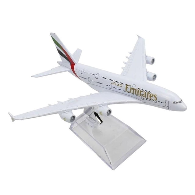 Maquette d'Avion en Alliage Métallique de 16 cm A380 Emirates Airlines, Présentant une Réplique Détaillée de l'Emblématique Avion avec une Carrosserie Blanche, la Marque Emirates, et un design de Queue Rouge, Verte et Noire. le Modèle Est Monté sur un Support d'Exposition transparent, Mettant en Valeur Son design Élégant. Convient comme Avion Jouet de Collection Ou Décoratif.