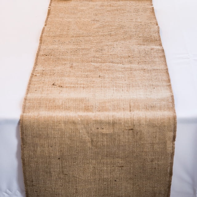 Weddingstar Chemin de Table en jute 100 %, Mesurant 35,6 cm x 2,3 m. Le Matériau en jute Naturel Présente des Bords Surjetés à la Machine, Ajoutant un Charme Rustique aux tables à Manger. Affiché sur une Table Blanche, le Chemin Met en Valeur Sa Texture, Son Ton Terreux. Nettoyage à Sec Ou à Pois Seulement.