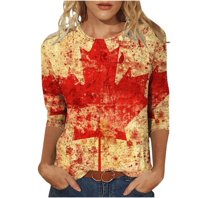 Amzcrzy Hauts pour Femmes Tendance à Imprimé de Feuille d'Érable T-Shirts de la Fête du Canada Conçus avec une Feuille d'Érable Rouge Vibrante sur un Fond beige Vieilli. Ce t-shirt Décontracté à Col Rond, Manches 3/4 pour Femme Est Fabriqué à Partir d'Un Doux Mélange polyester-spandex, Assurant Confort et Respirabilité. Parfait pour les Célébrations de la Fête du Canada, les Sorties Décontractées Ou les Tenues de festival, Il s'Agence Sans Effort avec des jeans Ou des shorts.