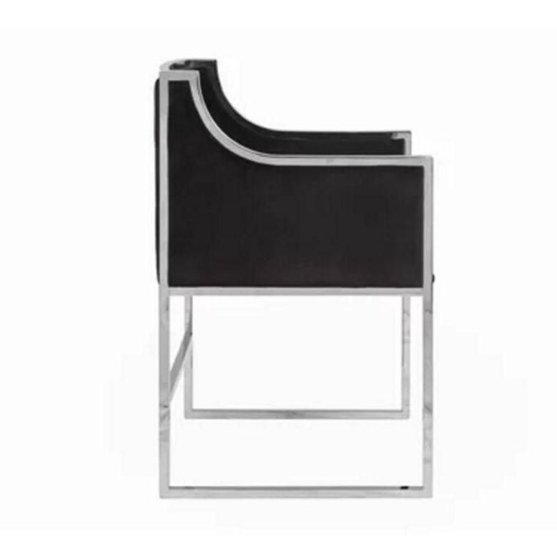 Chaise de salle à manger noire Take Me Home KARAT – Chaise de salle à manger moderne et luxueuse avec revêtement en velours noir doux, base en métal doré et accoudoirs confortables, parfaite pour les
