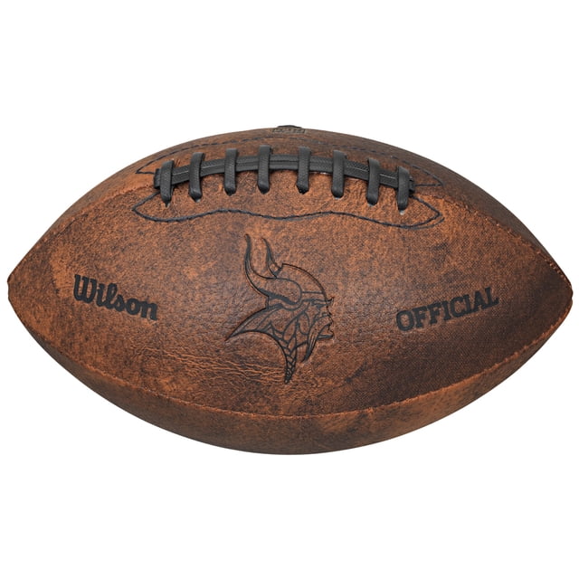 Minnesota Vikings Football - Ballon de Football Rétro Vintage - 9 Pouces. un Ballon de Football en Cuir composite Brun Vieilli avec Surpiqûres Noires et logo Minnesota Vikings Estampé au Laser. Officiellement Licencié par la NFL, Ce Ballon de Football Rétro de 9 Pouces Est Idéal pour les Passionnés de Boutique de Fans de la NFL, Convient à la Décoration Ou au Jeu Décontracté, Tenant de Deux à Quatre Livres d'Air.