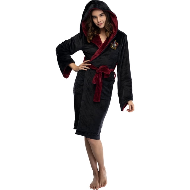 Harry Potter Robe de Costume en Peluche pour Juniors au Motif Gryffondor, Taille Grand. Cette Robe Noire Présente une Bordure Rouge Foncé, une Longue Capuche et un Écusson de Maison Gryffondor Brodé sur la Poitrine Gauche. Fabriquée en Molleton de polyester Doux et Résistant aux Flammes, Elle Comprend une Ceinture Rouge Assortie et Deux Poches Latérales. Conçue pour les Juniors, Elle Convient comme Peignoir Ou Costume.
