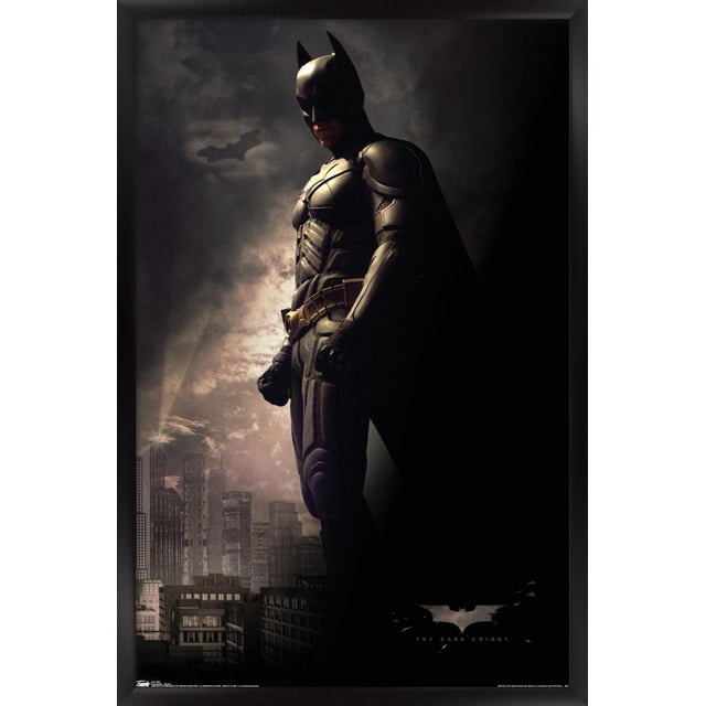 DC Comics Film - The Dark Knight - Batman dans l'Ombre Affiche Murale, 22,375 Pouces x 34 Pouces Représentant Batman en Costume Blindé Noir et cape Se Tenant au-Dessus d'Une Ligne d'Horizon de Ville sous un Ciel Nuageux avec un signal de Chauve-Souris, Encadré d'Une Bordure Finition satin Noire.
