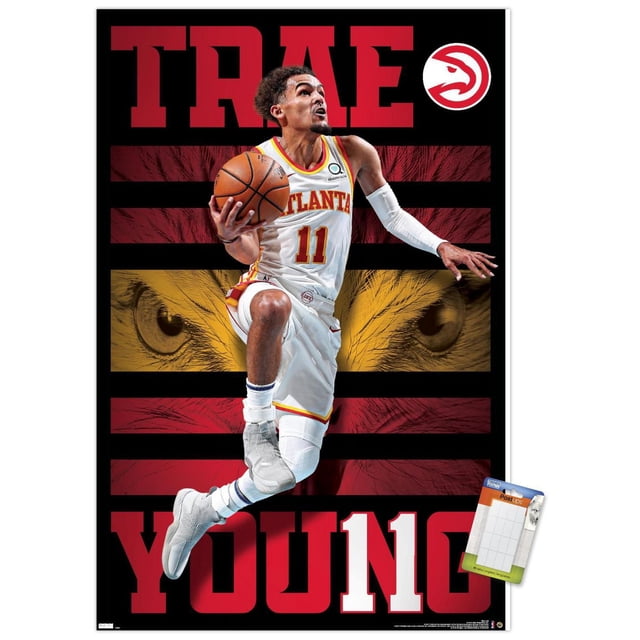 NBA Atlanta Hawks - Trae Young 20 Affiche Murale, 22,375 Pouces x 34 Pouces Encadrée Montrant Trae Young en Blanc Chandail des Atlanta Hawks Numéro 11 Sautant avec basketball en Main sur un Fond Rayé Noir et Rouge avec Grand Texte Rouge Trae Young et Yeux de Faucon Jaunes Graphique derrière les Rayures, Convient à la Déco Murale de Salle de Sport Ou de Bureau.