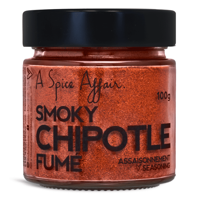 Assaisonnement Fumé Chipotle A Spice Affair, Pot de 100 g (3,5 oz). Mélange d'Épices Brun Rougeâtre dans un Pot en Verre avec Texte Noir Audacieux sur l'Étiquette, Incluant le Nom de Marque « A Spice Affair. » Parfait comme Mélange d'Assaisonnement pour condiments, sauce Tomate, salsa Ou Crème Sure, et Convient aux Trempettes Ou Tartinades dans des tacos, fajitas et burgers.