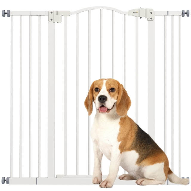PawHut 29 Pouces-39 Pouces Pet Gate avec Porte à Pression pour Chien Gate pour Escaliers en Blanc, Fabriqué en Métal durable avec Largeur Réglable entre 29,1 Pouces et 39,4 Pouces. Comprend une Porte Centrale avec une Poignée Coulissante et de Levage, un Mécanisme à double Verrouillage et une Ouverture Bidirectionnelle pour la Sécurité. Idéal pour les Embrasures de Porte et les Escaliers, Montré avec un Chien Assis à l'Avant.