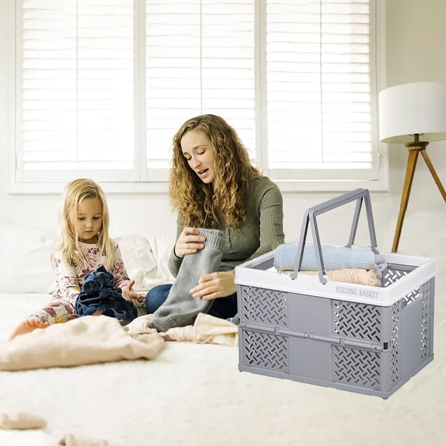 Bacs de Rangement Pliables avec Loquets en Gris, un Contenant de Rangement en Plastique Empilable et Pliable avec Rangement visible et Poignée, Placé sur un Lit avec des Vêtements Pliés à l'Intérieur. le Bac Présente une Conception Semi-Transparente et une Matière Plastique durable, Convient pour Organiser les Garde-Robes, la Lessive, les Cuisines et Plus.