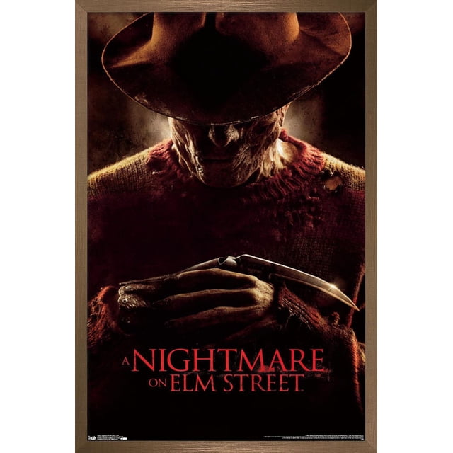 Un Cauchemar sur Elm Street - Affiche Murale 2010, 22,375 Pouces x 34 Pouces Encadrée, Représentant Freddy Krueger dans une fedora Brune et un Chandail Rayé Rouge et Vert Usé, Tenant Son Gant à Lame avec une Griffe Métallique Courbée contre un Fond Sombre avec le Titre du Film en Texte Rouge. Idéal pour la Déco de Chambre à Thème Horreur Ou les Fêtes.