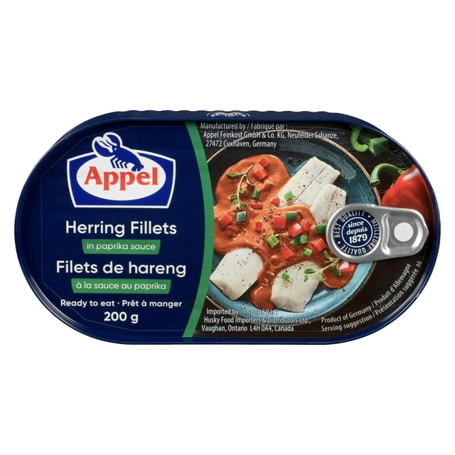 Appel Filets de Hareng au Paprika, 200 g, Produit de Poisson en Conserve Ovale avec une Étiquette Bleue Présentant le logo Appel et un Texte Bilingue Anglais-Français. l'Étiquette Montrant des Filets de Hareng dans une sauce au Paprika Garnis de Poivrons Rouges et Verts en dés sur une Assiette Foncée. Ce Fruit de Mer en Conserve Prêt à Manger d'Allemagne Convient pour des Repas Rapides Ou des Collations.