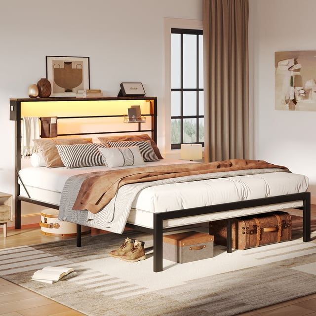 Bestier Cadre de Lit Pleine Grandeur avec Tête de Lit de Rangement à DEL de 49,2 Po de Hauteur, Lit Plateforme en Métal, Noir. Ce Lit Plateforme Ergonomique Présente un Cadre en Métal Noir Robuste avec une Tête de Lit Haute Offrant un Éclairage à DEL Réglable et des Tablettes de Rangement. Rangement Supplémentaire Comprend des Poches Latérales en Tissu et des Compartiments Spacieux sous le Lit. Barres Croisées Antidérapantes et Bandes Isolantes Silencieuses Améliorent la Stabilité du Matelas et Offrent un Environnement de Sommeil Plus Silencieux. Idéal pour les Chambres Modernes, le Lit Est Présenté avec un Décor Neutre et une Lumière Naturelle