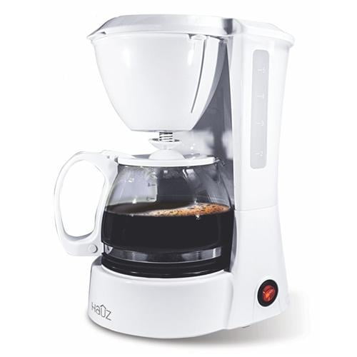 Hauz Cafetière Blanche de 5 Tasses avec une Capacité de 750 ml, Dotée d'Un Panier-Filtre Amovible, d'Un Indicateur de Niveau d'Eau, d'Une Plaque Chauffante Antiadhésive et d'Une carafe en Verre avec Repères de Tasse. Comprend un Interrupteur Marche/arrêt Éclairé et Fonctionne à 120 Vc/60 Hz/650 W. la Cafetière Est Présentée dans une Finition Blanche avec une carafe en Verre visible Partiellement Remplie de Café.