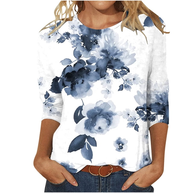 Pisexur Hauts pour Femmes Grande Taille, une blouse Décontractée à Col Rond avec Manches 3/4 et Coupe Ample. Présente un Mignon Imprimé floral dans des Tons Bleus sur un Fond Blanc, Fabriqué en Matériau polyester Doux. Parfait pour la Mode d'Automne, Tenue Décontractée pour Femmes Grande Taille, et à Agencer avec des jeans Ou des leggings.