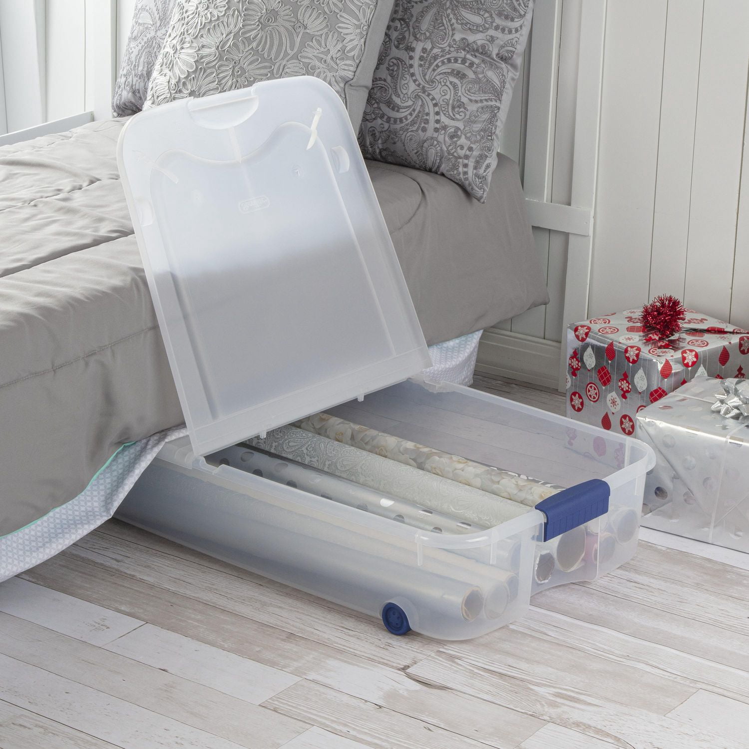 Sterilite Boîte à loquets de 62 L avec roues, boîte de rangement en plastique transparent avec couvercle et loquet bleu