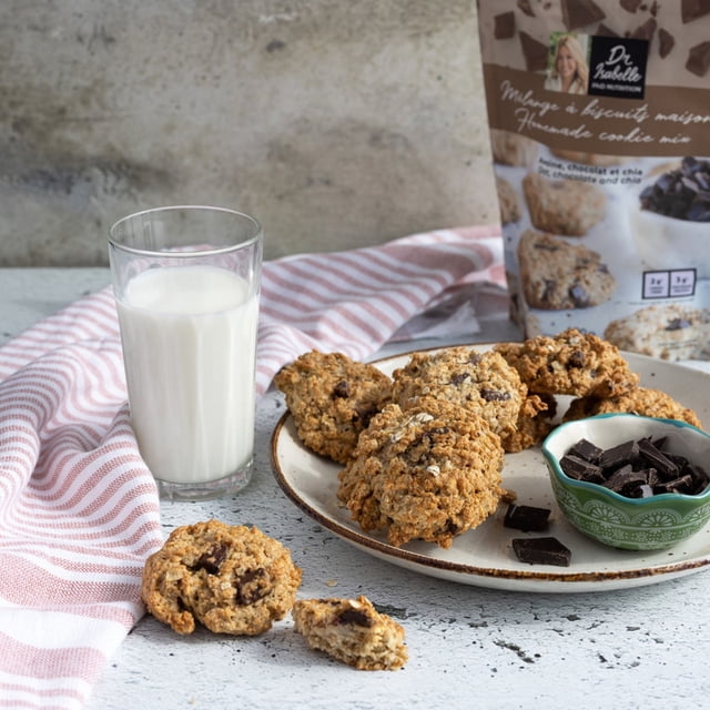 Dr Isabelle Mélange à Biscuits - Lot de 6 Comprenant des Mélanges de Biscuits à l'Avoine Santé avec Canneberge, chia et Chocolat. une Assiette de Biscuits Fraîchement Cuits Est Exposée à Côté d'Un Verre de Lait, un Bol de Morceaux de Chocolat, et l'Emballage du Produit en Arrière-Plan. Facile à Cuire, Riche en Fibres et Faible en Gras, Parfait pour une Cuisson Santé à la Maison.