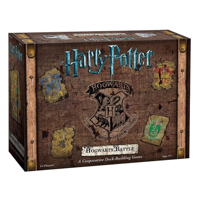 USAopoly Harry Potter Hogwarts Battle une Boîte de Jeu Coopérative de Construction de Deck avec une Couverture Texturée Brune Montrant le Blason de Hogwarts et Quatre Pièces de Parchemin Déchirées Présentant des Emblèmes de Ravenclaw, Gryffindor, Hufflepuff et Slytherin house, Conçue pour 2-4 Joueurs de 11 Ans et Plus.