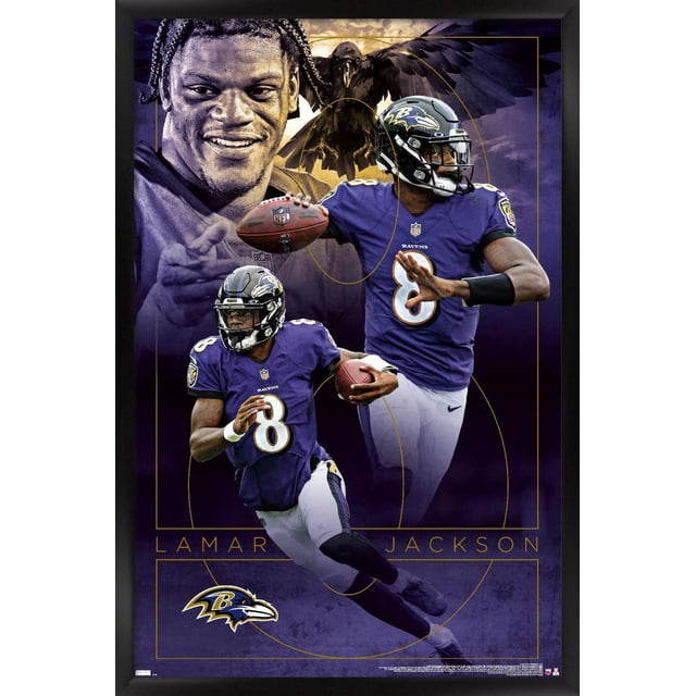 NFL Baltimore Ravens - Lamar Jackson 20 Affiche Murale, 22,375 Po x 34 Po Encadrée, Représentant Lamar Jackson en Maillot Violet des Ravens Numéro 8 dans Plusieurs poses d'Action de football avec un Ballon de football, sur Fond Violet Foncé avec un Grand Graphique de Corbeau et des Lignes Géométriques Dorées, Incluant le logo des Ravens et Son Nom au Bas, Convient à une Déco Murale à Thème Sportif.
