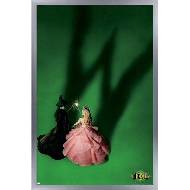 Wicked - Affiche Murale Teaser en une Feuille, 22,375 Pouces x 34 Pouces, Représente une Vue Centrée de devant d'Une Sorcière Noire avec un Chapeau Pointu et un Balai Se Tenant la Main avec une Femme blonde en Robe de Bal Rose à Étages et un Diadème sur un Fond Vert. La Baguette Lumineuse de la Sorcière Jette une Grande Ombre derrière Elle. Cette Affiche Lustrée et Légère Est Facile à Accrocher et Idéale pour la Décoration Murale de Chambre, Dortoir Ou Bureau.