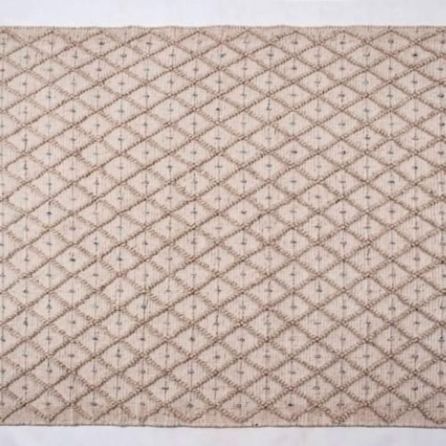 Tapis Texturé Charm 8 Pieds X 10 Pieds en Écru avec Motif à Treillis Losange, Petites Croix et Détails en Points, Fabriqué à Partir de Fil de polyester Recyclé 100 % pour une Utilisation durable à l'Intérieur et à l'Extérieur, Convient aux patios et Facile à Nettoyer.