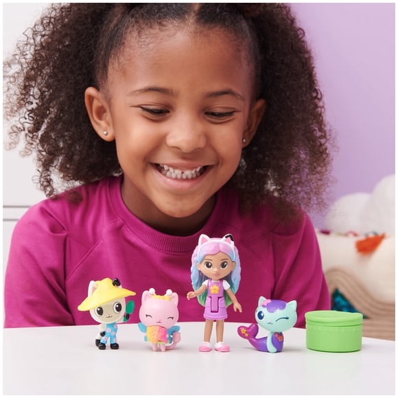 La Maison de Poupée de Gabby, Ensemble de Figurines Gabby et Ses Amis avec Poupée Gabby Arc-en-Ciel, 3 Figurines et Accessoire Surprise