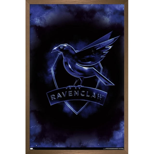 Harry Potter - Affiche Murale Magique du Crest de Serdaigle, 22,375 Po x 34 Po Présentant un Emblème de Serdaigle Bleu Centré sur un Bouclier avec Texte « Serdaigle » en Dessous, sur un Fond Bleu Foncé Enfumé. Cette Affiche Murale Brillante Convient à la Déco de la Maison et Est Idéale pour les Chambres, les Résidences Étudiantes Ou les Bureaux.