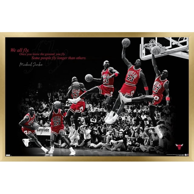 Michael Jordan - Affiche Murale Fly, 22,375 Po x 34 Po Encadrée Montrant une Séquence de Michael Jordan à Chicago Bulls Chandail Rouge Numéro 23 Accomplissant un dunk de basketball en six Étapes sur Fond de Foule Noir et Blanc avec la Citation « We all Fly. Once you leave the ground, you Fly. Some people Fly longer than Other. » en Texte Rouge et Blanc en Haut à Gauche.