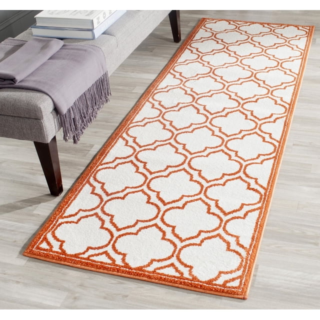 Safavieh Amherst Wilson Tapis Coureur Géométrique avec Motif de Treillis Géométrique orange sur Fond Blanc, Fabriqué en Polypropylène Tissé Mécaniquement durable pour une Utilisation Intérieure Ou Extérieure à Fort Achalandage, Exposé sur un Plancher de Bois Clair à Côté d'Un Banc Rembourré Gris avec un Jeté Lavande et des Livres, Également Idéal pour les Entrées Ou les Couloirs.