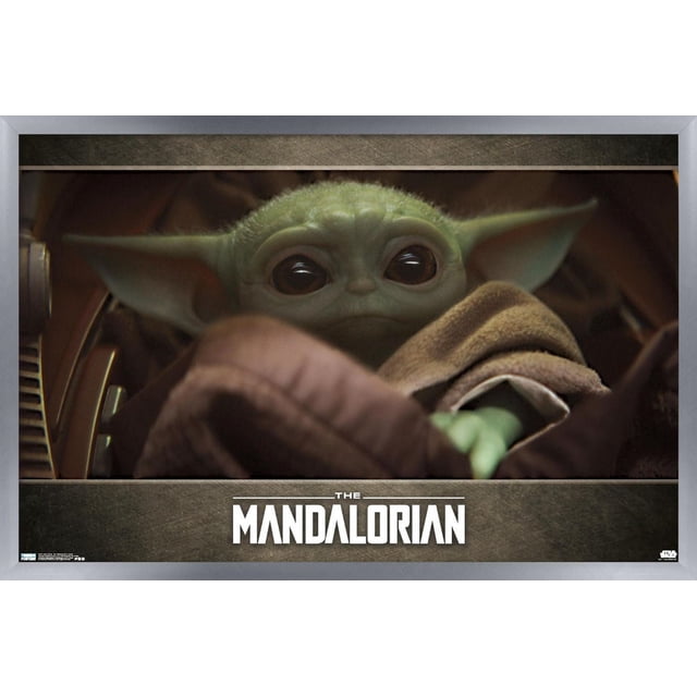 Star Wars : The Mandalorian - Affiche Murale Yeux, 22,375 Po x 34 Po Montrant un Gros Plan Centré de Grogu (Baby Yoda) Enveloppé dans une Couverture en Molleton Brun à l'Intérieur d'Un cockpit de Vaisseau Spatial à Faible Éclairage, avec le logo The Mandalorian sur un Fond Foncé Texturé en Dessous, Convient pour Décorer des Chambres Ou des Bureaux.