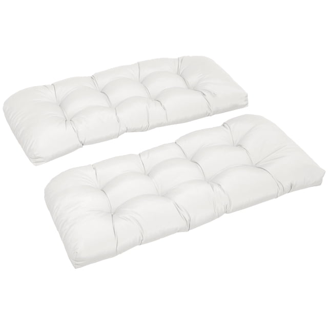 Outsunny 2 Pcs Coussins de Banc de Patio 2 Places Coussin d'Amour Extérieur en Blanc, avec design Capitonné pour Maintien de la Forme et Durabilité Prolongée. Faits de polyester 200 G/m2 avec Rembourrage en PP, Ces Coussins Mesurent 43,3 Pouces de long, 18,9 Pouces de Large et 3,1 Pouces d'Épaisseur. Convient aux Bancs de Jardin, Canapés et Bancs à Chaussures, avec une Housse Résistante à l'Eau et aux Taches pour Usage Extérieur et Intérieur. Idéal pour la Déco de Patio, Facile à Nettoyer par Taches Ou à Laver à la Main avec un Savon Doux et de l'Eau Froide
