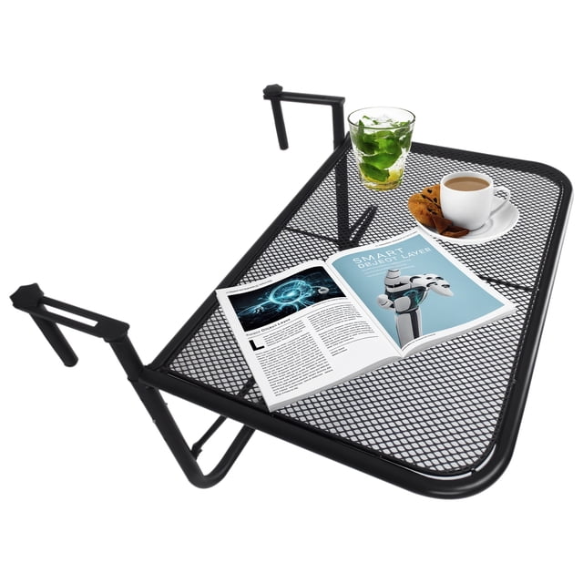 Outsunny Table Suspendue de Balcon Réglable en Noir, avec Cadre en Métal et Plateau en Maille. la Table Est Montée sur une Rampe avec Supports Ajustables et Trois Réglages de Hauteur, Convient à une Utilisation Extérieure sur Balcons Ou patios. la Table Est Présentée Tenant un magazine, une Tasse de Café, des Biscuits et un Verre d'Eau Menthe, Soulignant Sa Fonctionnalité comme Table de Service Ou Étagère de Rangement. les Dimensions Sont de 23,6 Pouces de long, 22 Pouces de Large et 19,7 Pouces de Haut, avec une Capacité de Charge de 66 Lb.