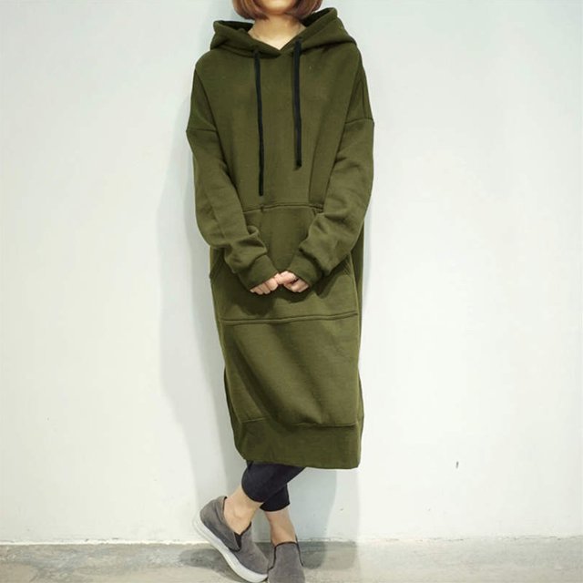 Nouvelle Robe à Capuche Longue Ample pour Femmes, Unie, Manches Longues, Poches, Fente, Décontractée, Chaude, Chandails à Capuchon en Vert Armée. Cette Longue Robe à Capuche Présente une Capuche à Cordon, Poche Poche, Fente Latérale et Manches Longues avec Épaules Tombantes. Fabriquée en Tissu Doux polyester et spandex, Elle Offre Chaleur et Confort. la Robe a des Poignets et un Ourlet Côtelés, une Coupe Régulière et un Motif Uni, la Rendant Adaptée au Port Décontracté.