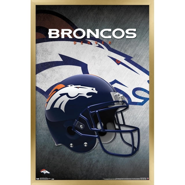 NFL Denver Broncos - Affiche Murale de Casque 16, 22,375 Pouces x 34 Pouces Montrant une Vue Latérale Centrée d'Un Casque de football Bleu Marine avec le logo du Cheval Blanc des Denver Broncos Accentué en orange, sur un Fond Gris Texturé avec un Grand Emblème Délavé des Broncos et le Texte « Broncos » au-Dessus, Idéal pour la Déco Murale de Boutique de Fans de la NFL Ou la Décoration de Salle de Sport.