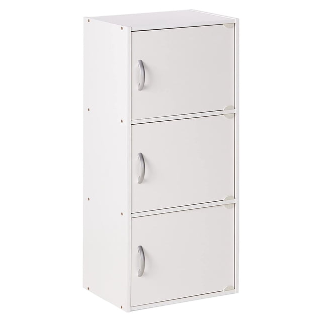 Hodedah Armoire de Rangement Polyvalente Fermée à 3 Portes pour la Maison et le Bureau en Blanc. l'Armoire Présente une Conception Mince et Verticale avec Trois Compartiments Fermés, Chacun avec une Poignée Argentée. Idéale pour Organiser des Articles Tels Que des Vêtements, des Livres, des Jouets Ou des Fournitures de Bureau. dimensions Compactes de 11,80 x 15,90 x 35,70 Pouces la Rend Adaptée aux Chambres, Bureaux, Cuisines Ou Entrées. Quincaillerie d'Assemblage Incluse.