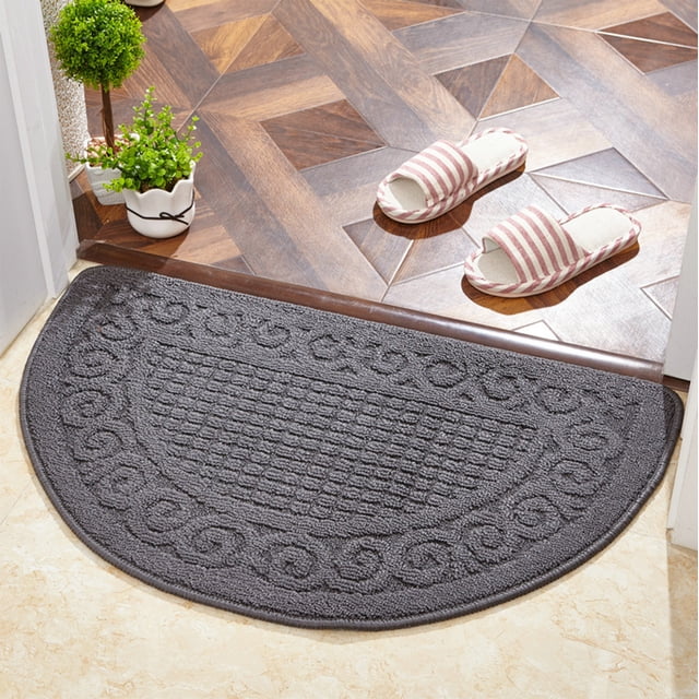 EQWLJWE Tapis de Porte pour Entrée Extérieure, un Tapis de Porte Gris Demi-Rond à Profil Bas avec Endos en Caoutchouc Antidérapant. le Tapis Présente une surface Texturée pour Racler la Saleté et Absorber l'Humidité, le Rendant Adapté à une Utilisation Intérieure et Extérieure. Positionné dans une Entrée avec Plancher de Bois et Carreaux Beiges, Il Complète l'Espace avec Son design Fonctionnel et Décoratif.