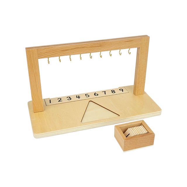 IFIT Montessori Cintre d'Escalier en Perles Colorées, Jouets Montessori Matériel de Maths. un Support en Bois avec Neuf Crochets pour Accrocher des Barres de Perles Colorées, Accompagné de Petites Tuiles de Chiffres de 1 à 9. la base Comprend une Zone de Plateau Triangulaire pour le Rangement des Perles et une Fente sur le rail Supérieur pour Insérer des Tuiles de Chiffres. une Petite Boîte en Bois Contient les Tuiles de Chiffres.