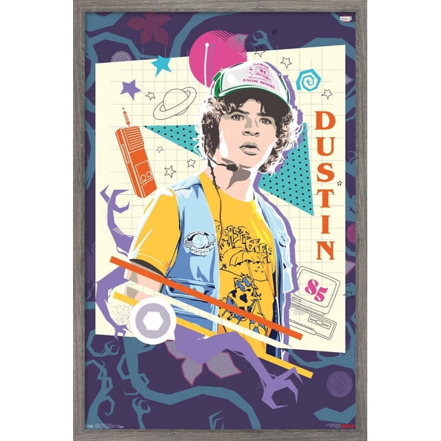 Netflix Stranger Things : Saison 3 - Affiche Murale Dustin, 14,725 Po x 22,375 Po Encadrée, Représentant Dustin dans un t-shirt Jaune Imprimé de Dessins Animés, un Gilet Bleu Pâle, une Casquette Blanche et Verte et des Écouteurs. l'Arrière-plan Comprend des Éléments Rétro comme un Talkie-Walkie Rouge, un Ordinateur vintage avec « 85 », des Étoiles et des Planètes dans des Tons Violets et Bleus. le Nom « Dustin » Est Affich