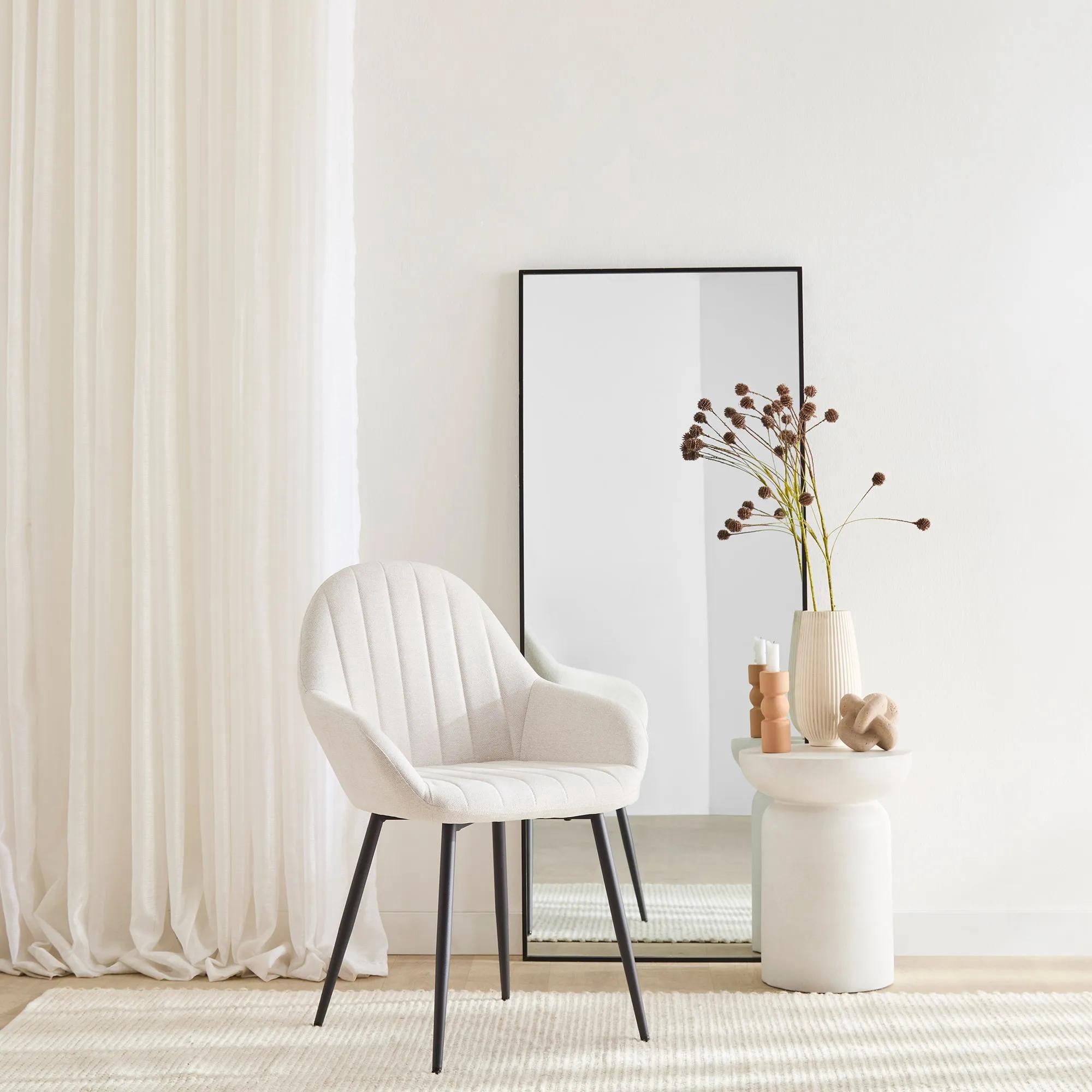 Chaise de salle à manger avec accoudoirs en tissu crème et pattes en métal Bouclair