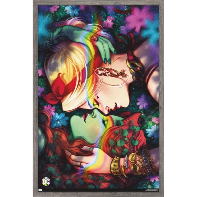 DC Comics - Harley Quinn Affiche Murale Fierté de Lierre Poison, 22,375 Pouces x 34 Pouces, Montre un Gros Plan de Harley Quinn aux Cheveux Blonds et à l'Arc-en-ciel Rouge Se Penchant pour Embrasser du Lierre Poison à la Peau Verte et aux Cheveux Rouges, Entouré de Fleurs Violettes et Bleues et de Feuilles Vertes, Imprimé sur Papier Lustré aux Couleurs Vibrantes et avec un Effet de Lumière Arc-en-Ciel, Convient à la Déco de Maison Ou de Fête.