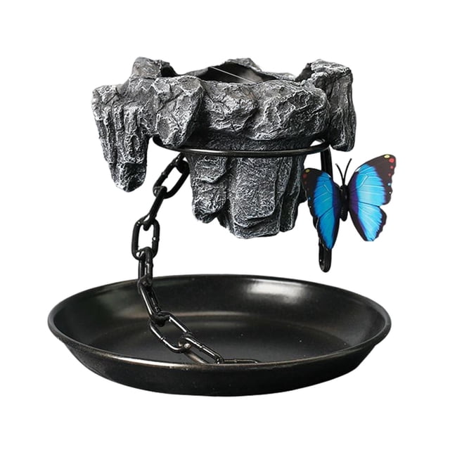 Pot de Plante en Chaîne de Fer Jardinière Butterfly Décorative avec Trou de Drainage Pot de Fleurs Rond avec Rocaille. Ce Jardinière Présente un design unique de Rocaille avec une base Ronde, Suspendue par une Chaîne de Fer pour un Effet Lévitant. un Ornement Butterfly Bleu Vif Ajoute une Touche Décorative. Faite de Résine et de Fer Durables, Elle Comprend un Trou de Drainage pour une Bonne Circulation d'Air et une Gestion de l'Eau, Idéale pour les Petites Plantes d'Intérieur comme les Succulentes Ou les Orchidées. Convient à la Déco de la Maison Ou du Bureau.