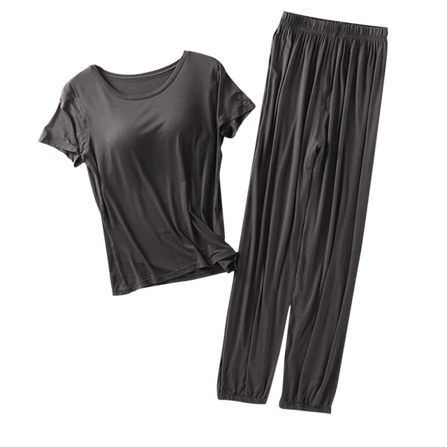 Cameland Ensembles de Pyjama pour Femmes Grande Taille Conçus pour le Confort et le style, Comprenant un Haut Uni à Col Rond et Manches Courtes avec Coussinet de Poitrine et Pantalon Assorti. Fabriqué en Tissu polyester Léger et Respirant, Cet Ensemble de Tenue d'Intérieur Est Parfait pour Se Détendre, Porter de Façon Décontractée Ou Dormir. Convient aux Femmes Grande Taille, Il Offre une Coupe Décontractée et un Ton Foncé pour un Usage Polyvalent.