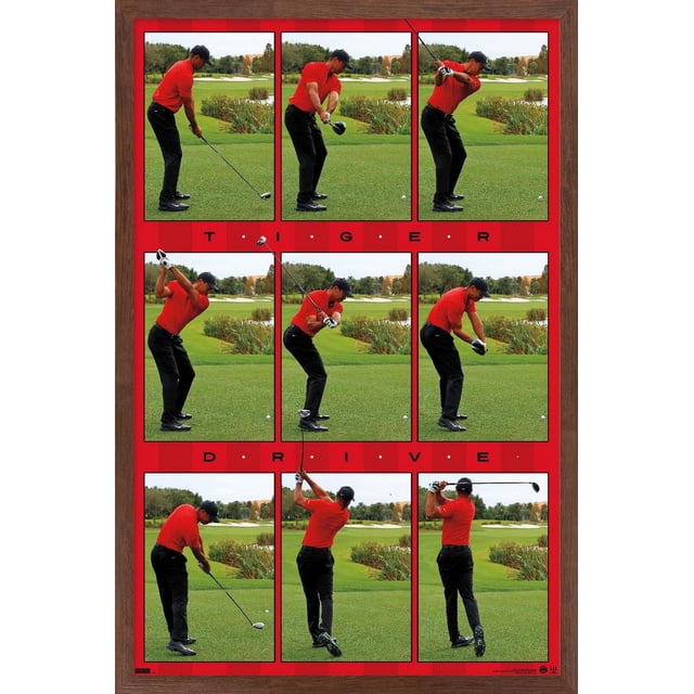 Tiger Woods - Affiche Murale Drive, 22,375 Po x 34 Po, Affichant Neuf images Séquentielles d'Un Golfeur avec une Chemise Rouge et un Pantalon Noir Exécutant une Balançoire Drive sur un Terrain de golf Vert avec des Arbres et des Pièges à Sable, Encadrée d'Une Bordure Rouge et de Bois Foncé, Présentant le Texte « Tiger Drive » entre les Rangées d'Images.
